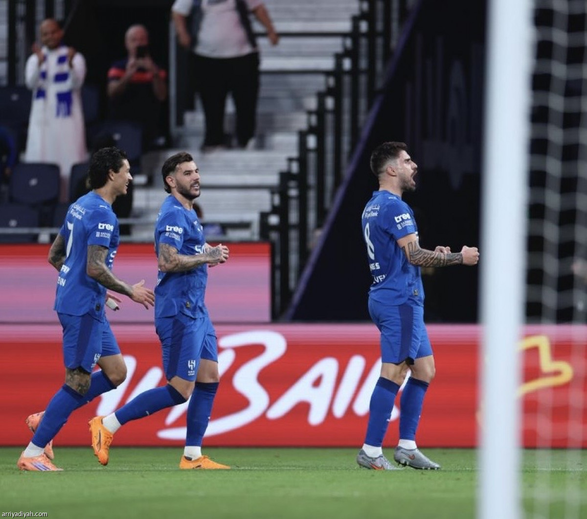 الأزرق يعبر