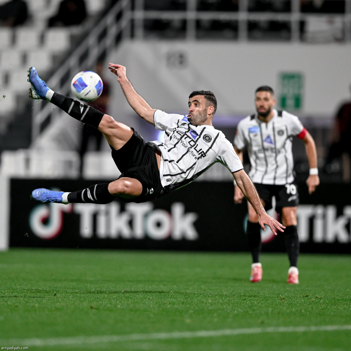 الليوث تفترس