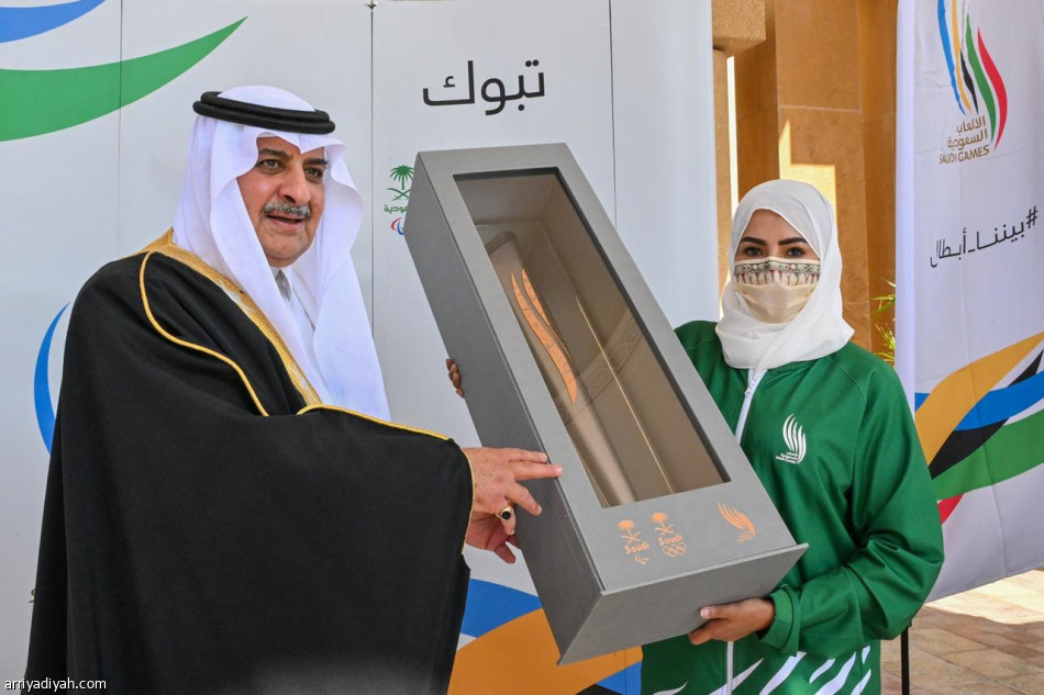 أمير  تبوك يتسلم شعلة «الألعاب السعودية 2023»