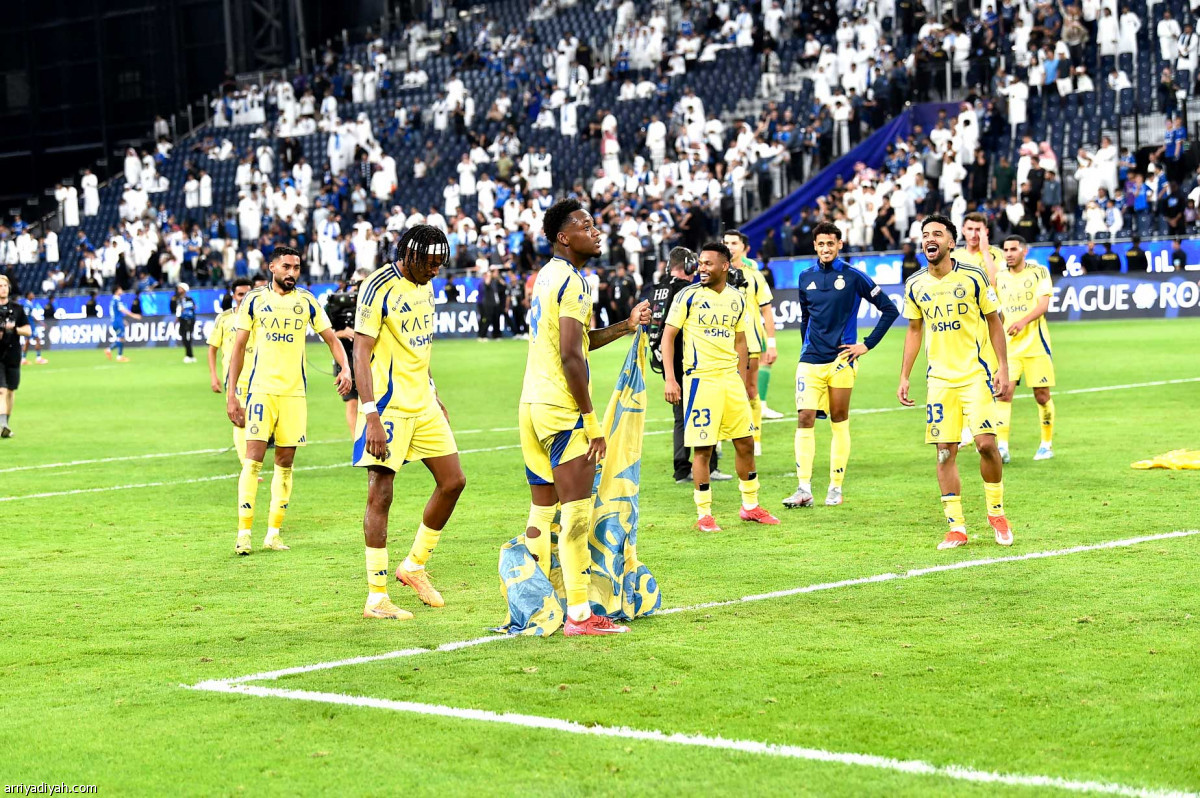 العلم الأصفر خفاقا