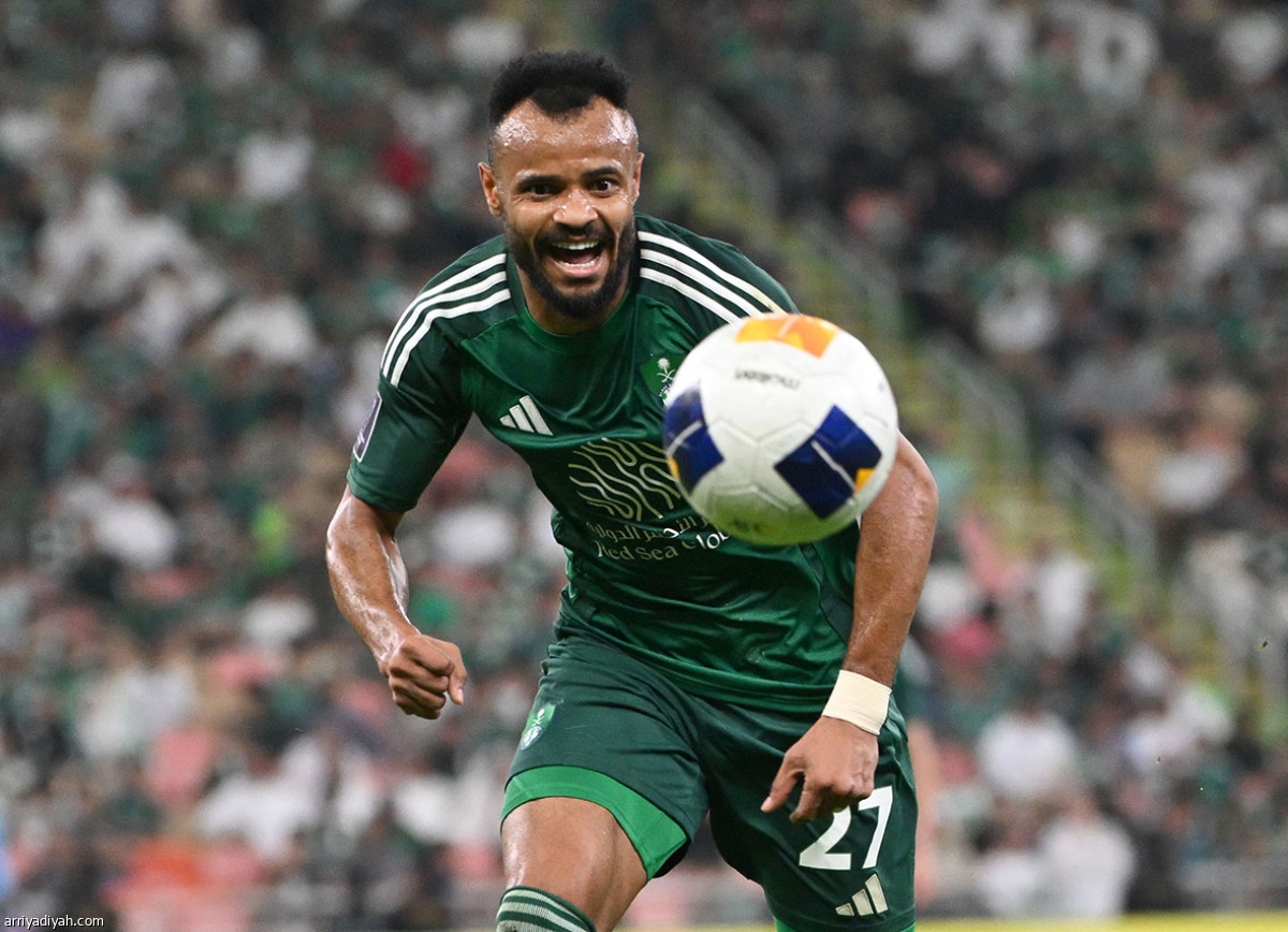 الأهلي يعبر