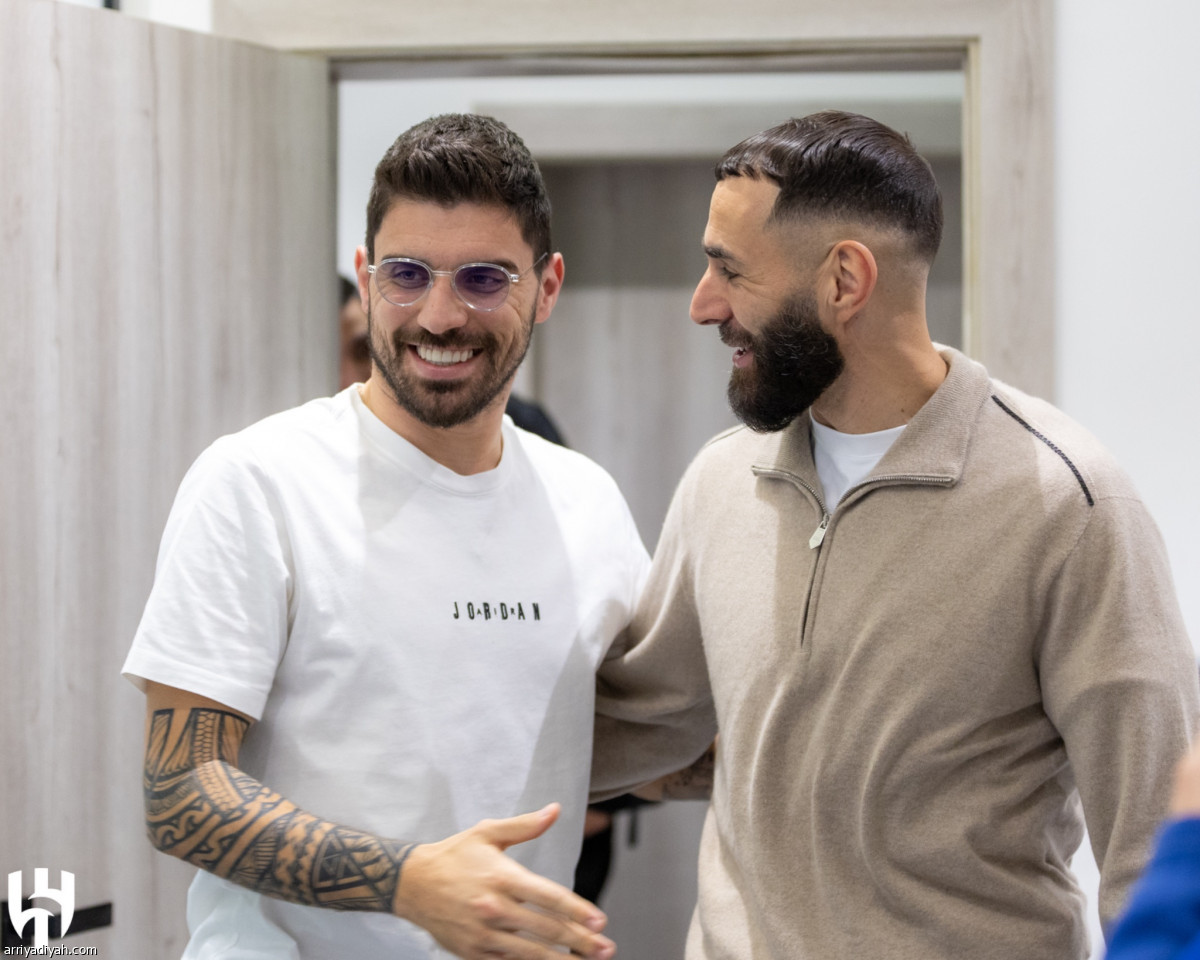 بنزيما بين الهلاليين