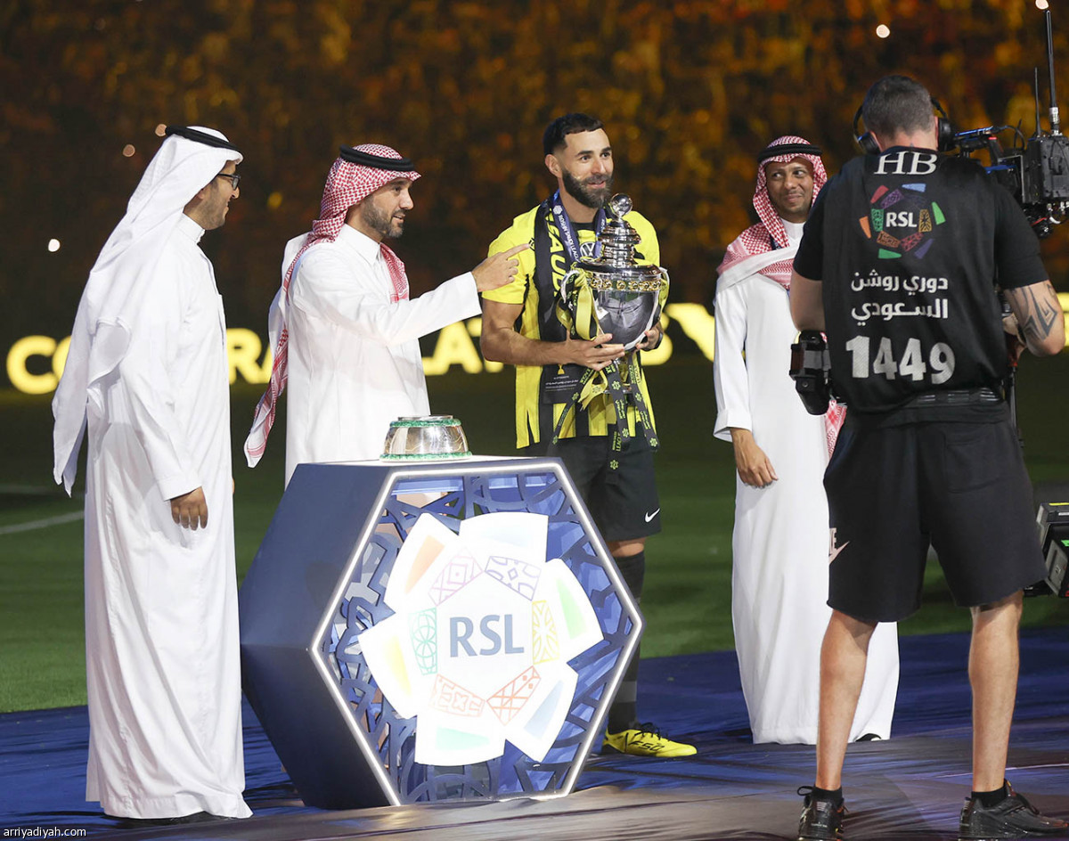 الاتحاد يتوشح الذهب